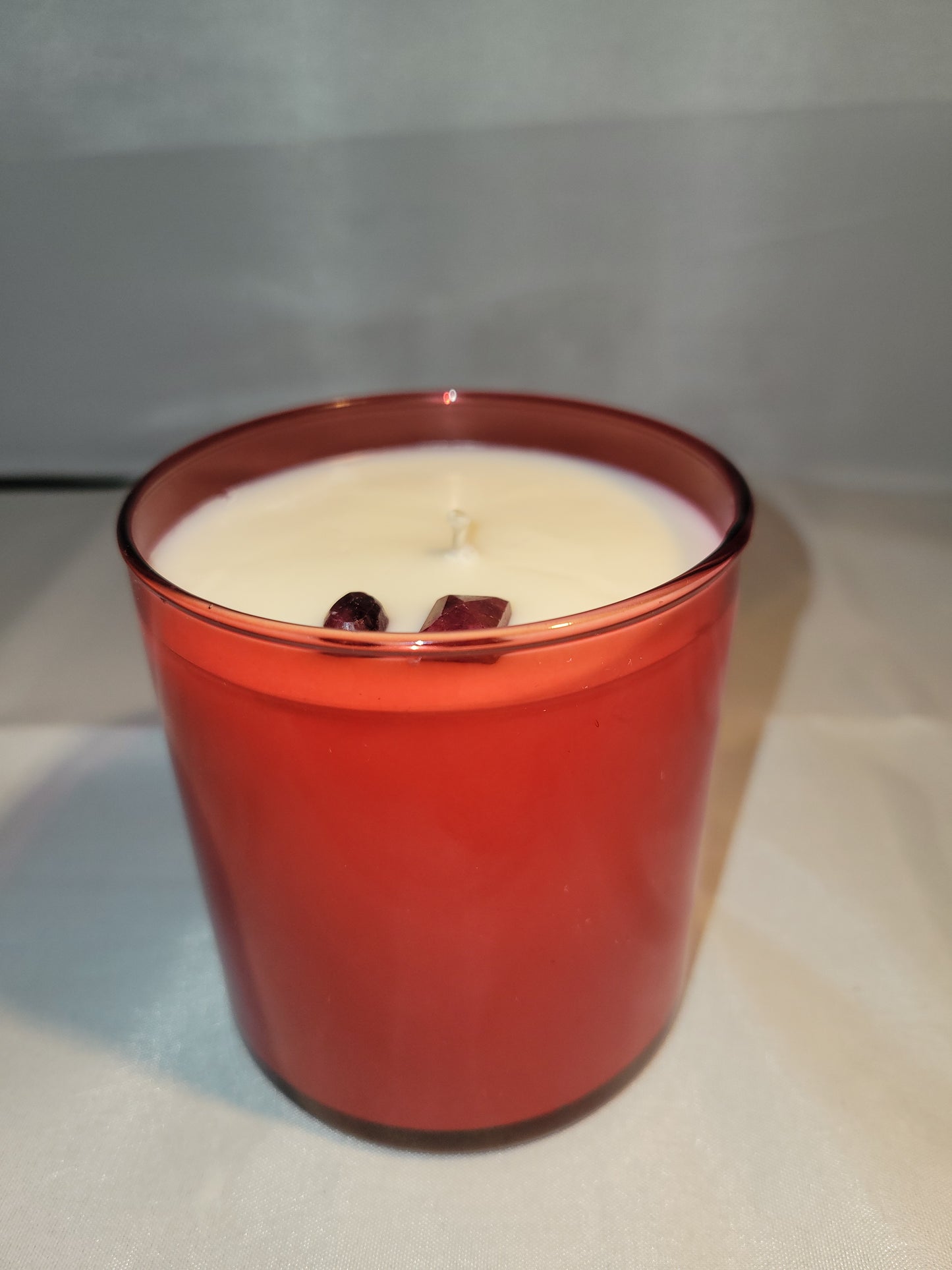 Red Saffron Cedarwood Soy Candle with Gemstones