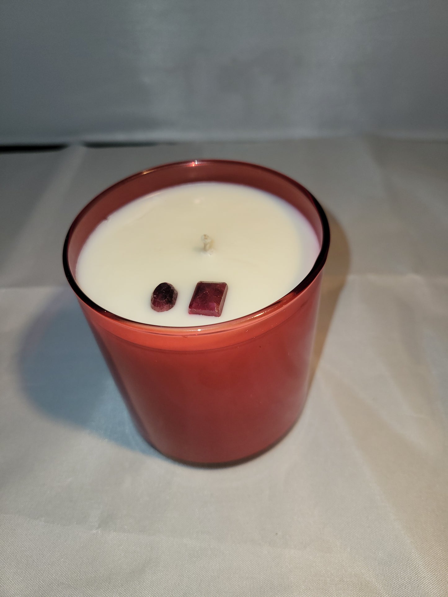 Red Saffron Cedarwood Soy Candle with Gemstones